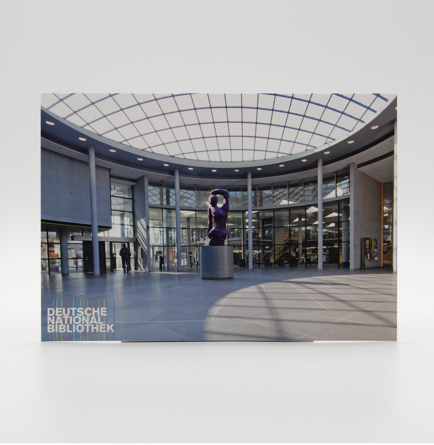 Postkarte - Eingangsrotunde mit Skulptur