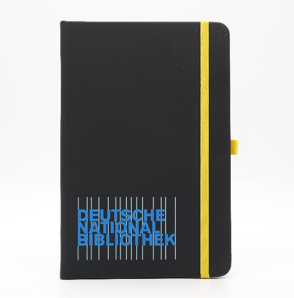 Schwarzes Notizbuch mit Blau-Grünen Logo der DNB und gelben Gummi