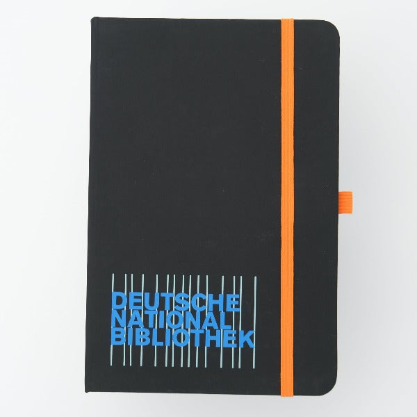 Schwarzes Notizbuch mit Blau-Grünen Logo der DNB und orangen Gummi