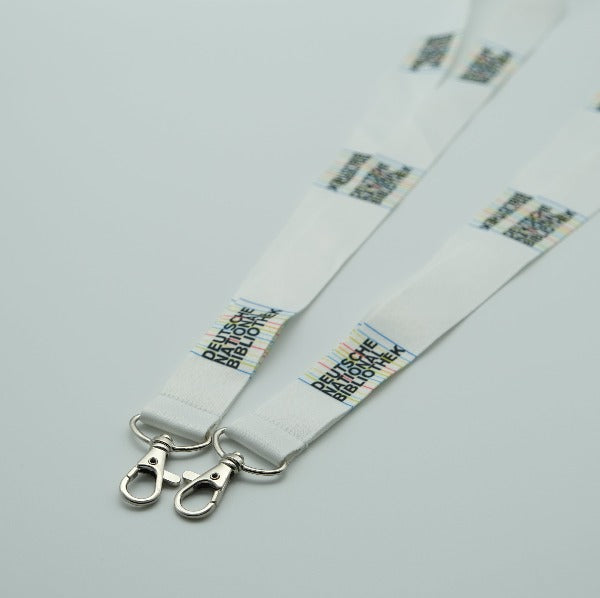 Weißes Lanyard mit farbigen DNB Logo