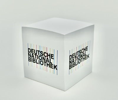 Notizwürfel mit farbigem Logo der Deutschen Nationalbibliothek