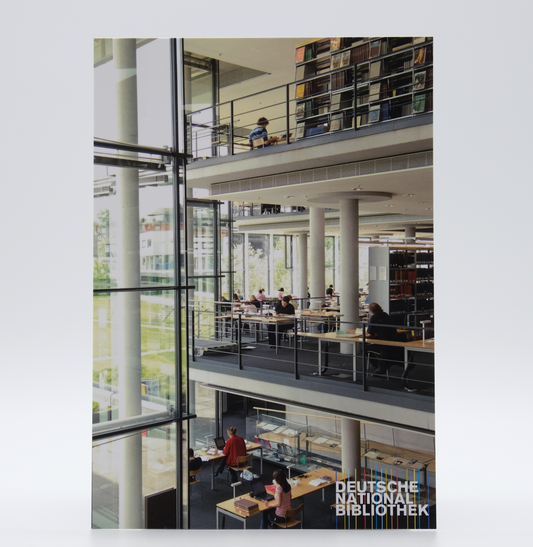 Postkarte zeigt den mehrstöckigen Lesesaal der Deutschen Nationalbibliothek in Frankfurt am Main