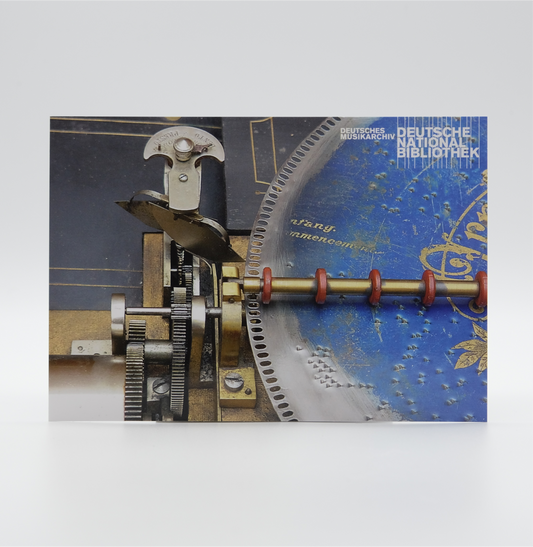 Postkarte zeigt eine Metall Lochplattenspieldose im Bestand der DNB