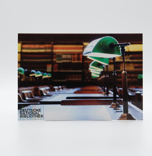 Postkarte zeigt eine Lampe im Lesesaal der Geisteswissenschaften der Deutschen Nationalbibliothek in Leipzig