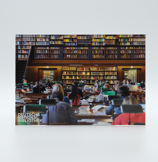 Postkarte zeigt den Lesesaal des Geisteswissenschaften der Deutschen Nationalbibliothek in Leipzig