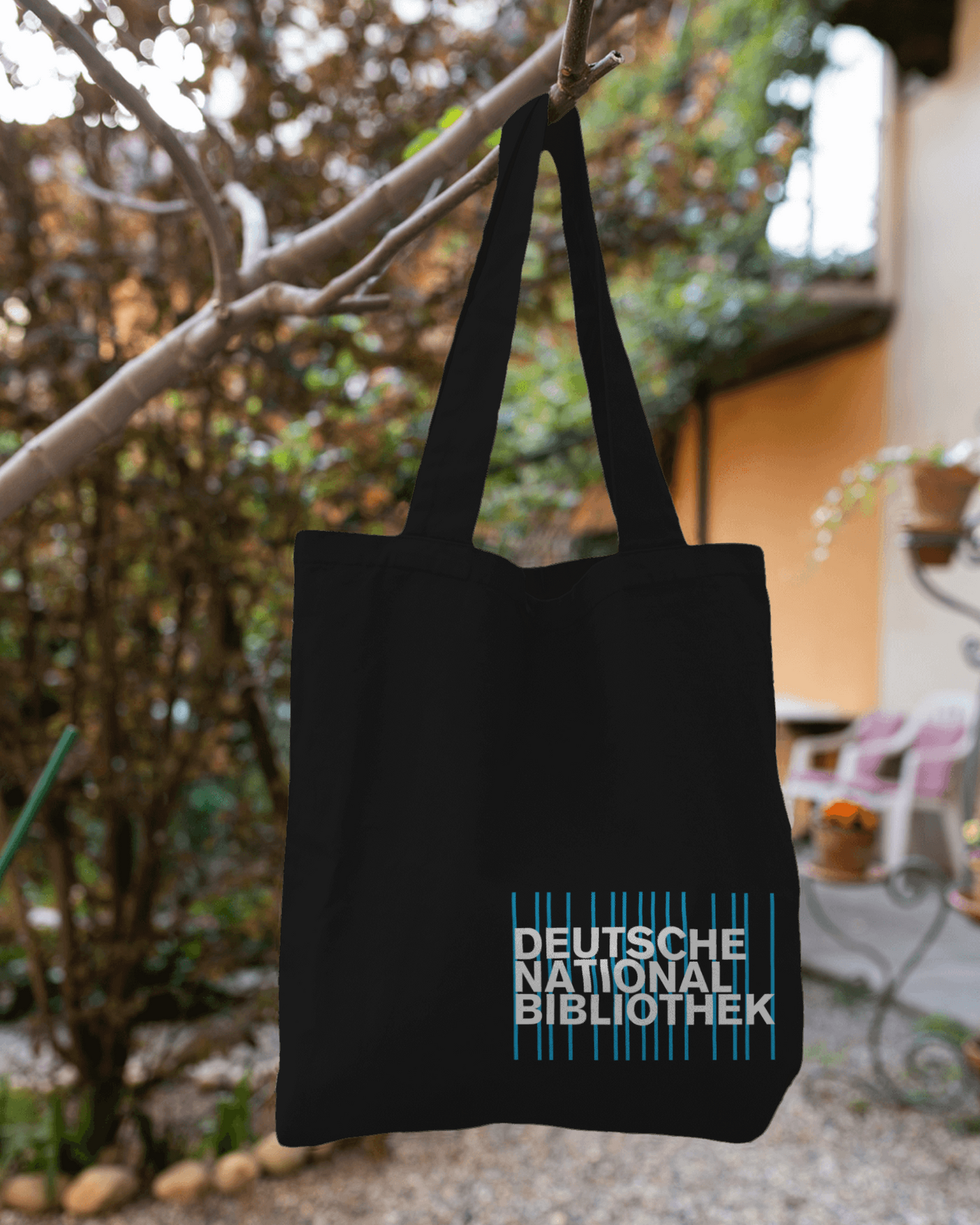 Die schwarze Stofftasche hat ein Logo der Deutschen Nationalbibliothek