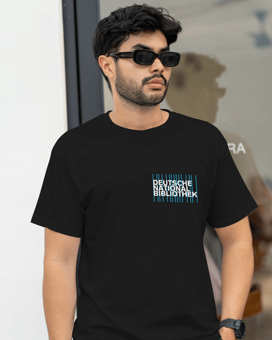 Das Model trägt ein schwarzes Tshirt mit DNB Logo